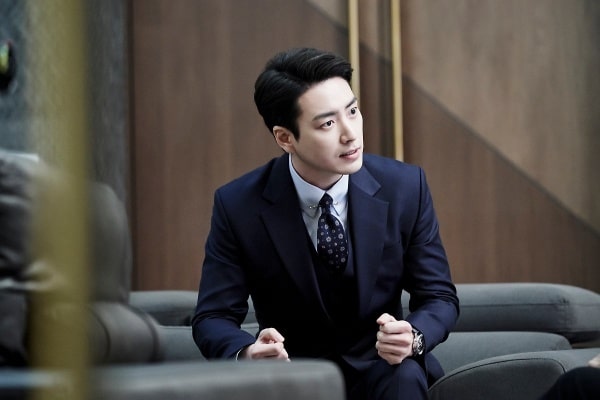 Dù nói nhiều trong phim, nhưng Lee Joon Hyuk lại là một chàng trai hướng nội ngoài đời